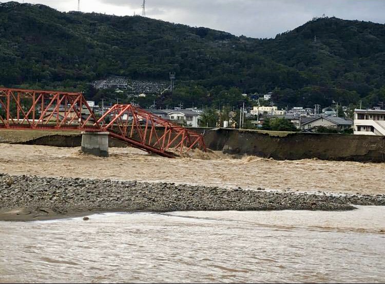 台風後の別所線赤鉄橋