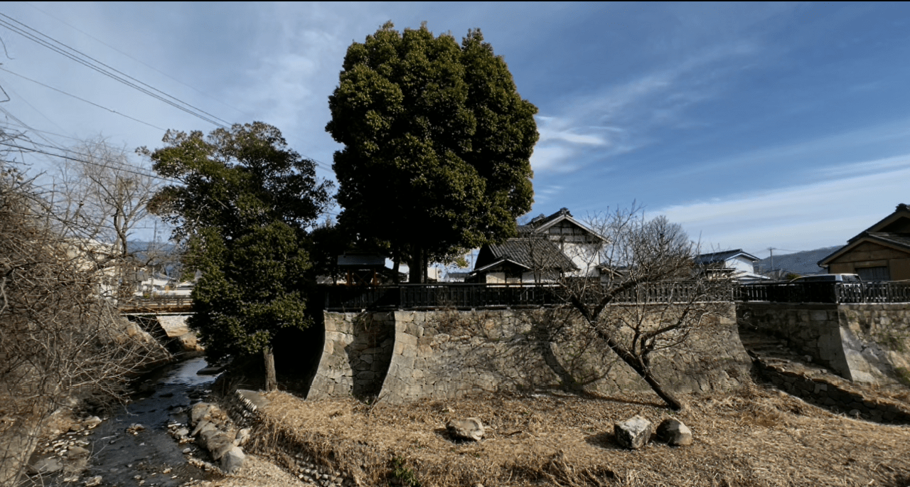 丸山邸と矢出沢川