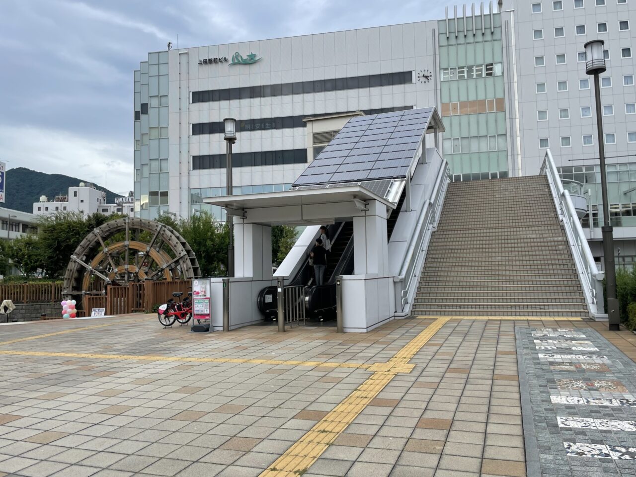 パレオと駅前水車広場