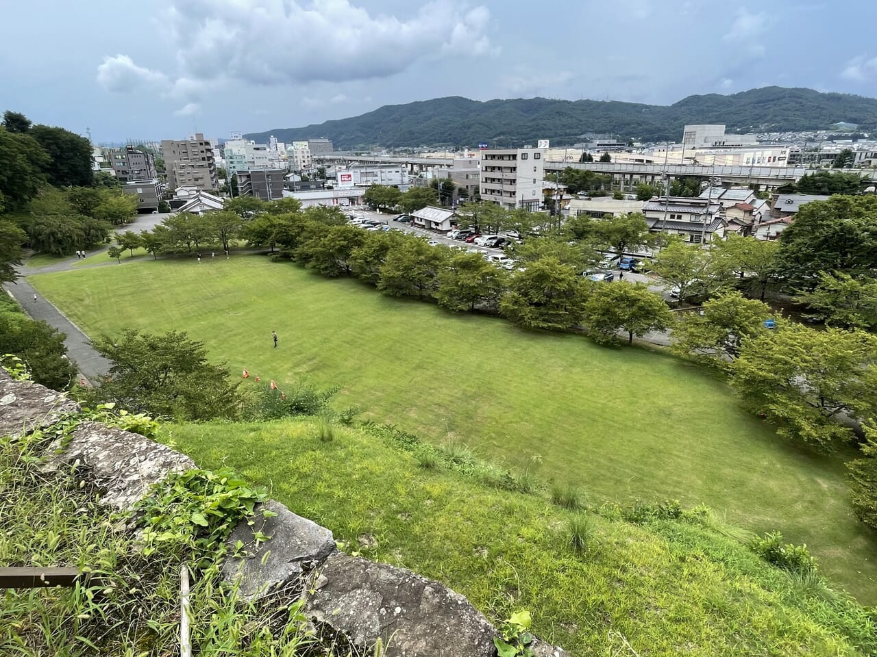 上田城址公園芝生広場