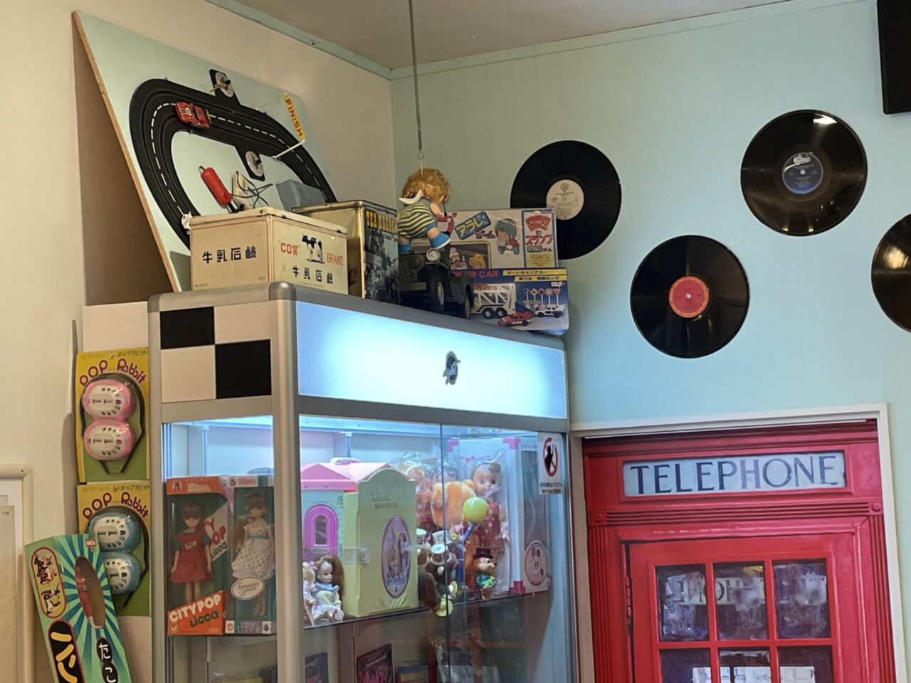 「80's music cafe eight」店内