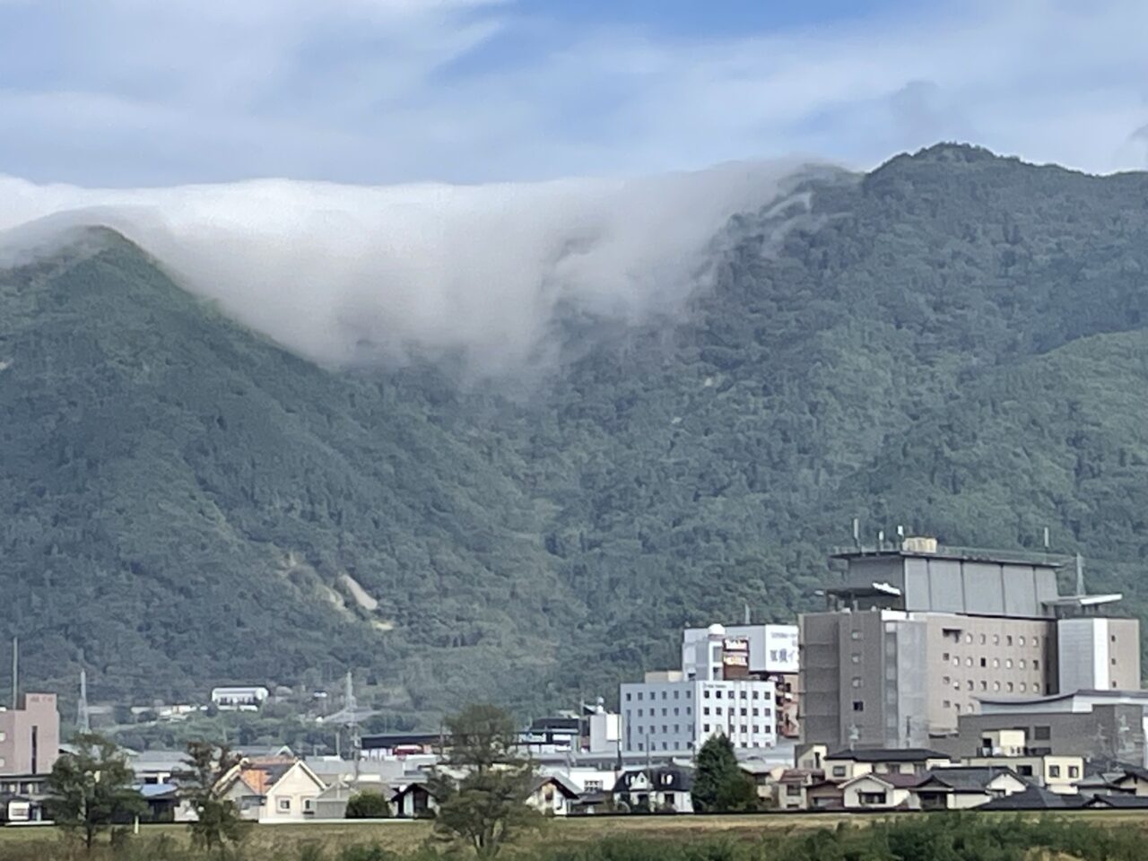 太郎山の逆さ霧