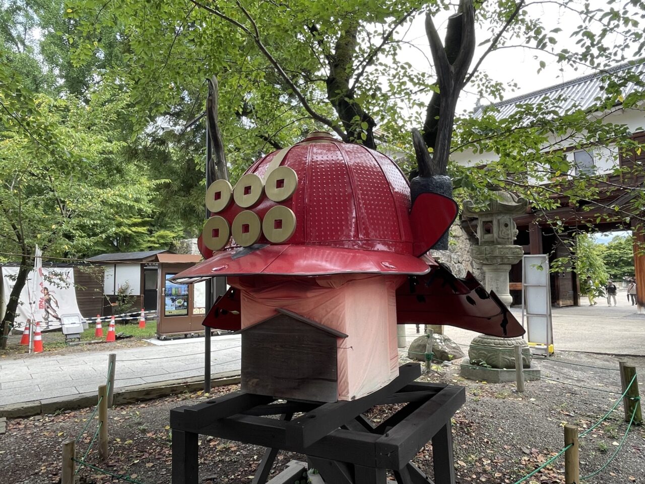 真田神社の巨大な兜