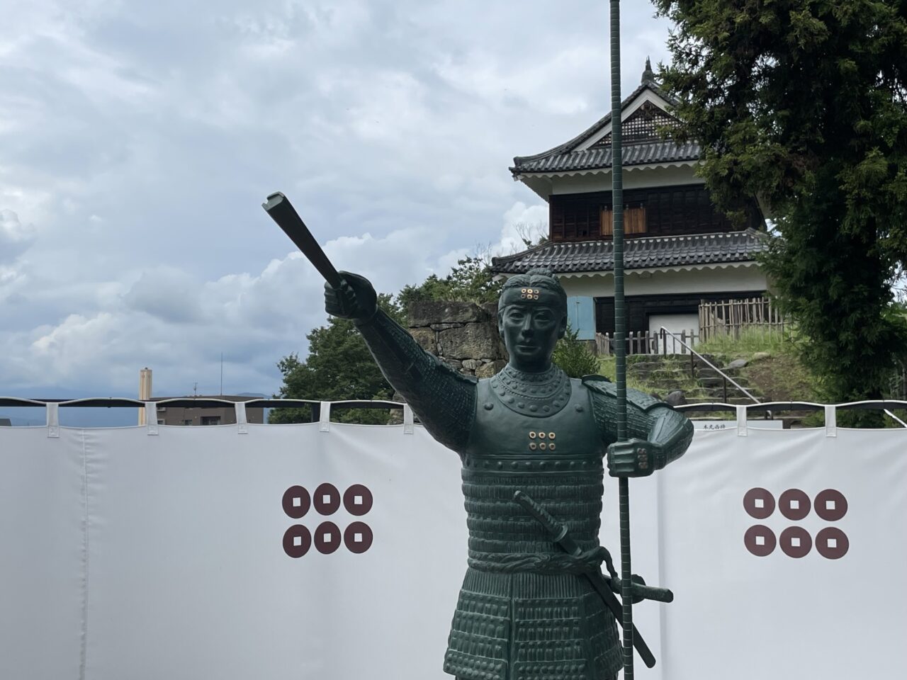 上田城址公園の真田信繫像