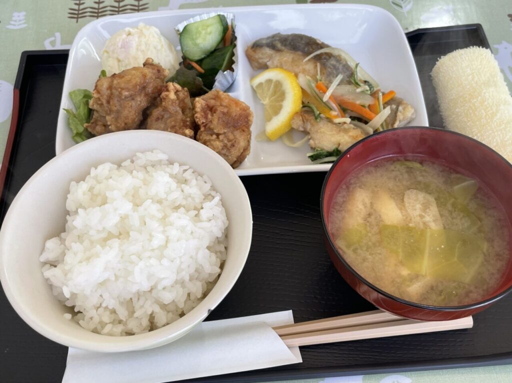 定食につく味噌汁