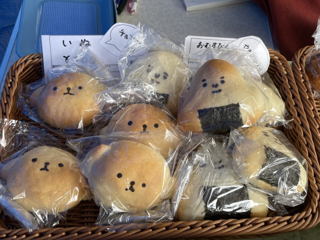 犬やおにぎり型のパン