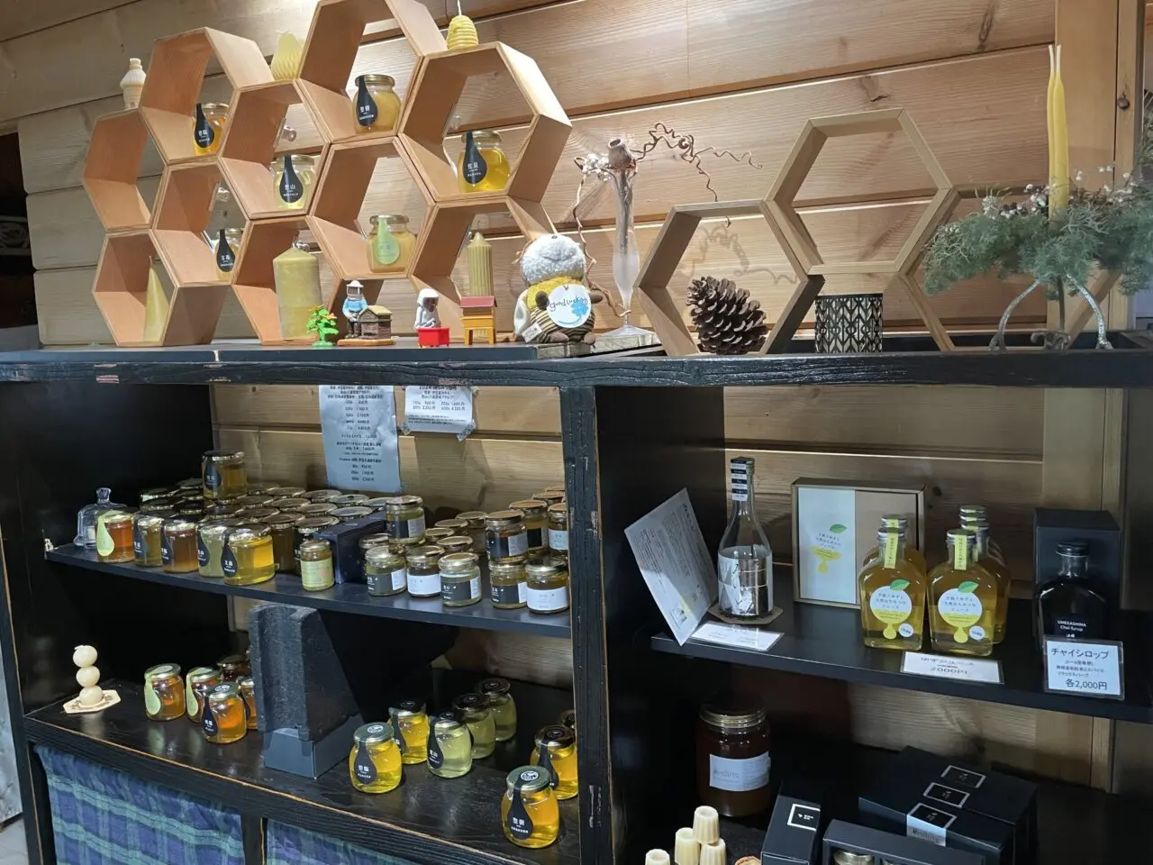 店内に陳列されたハチミツ各種