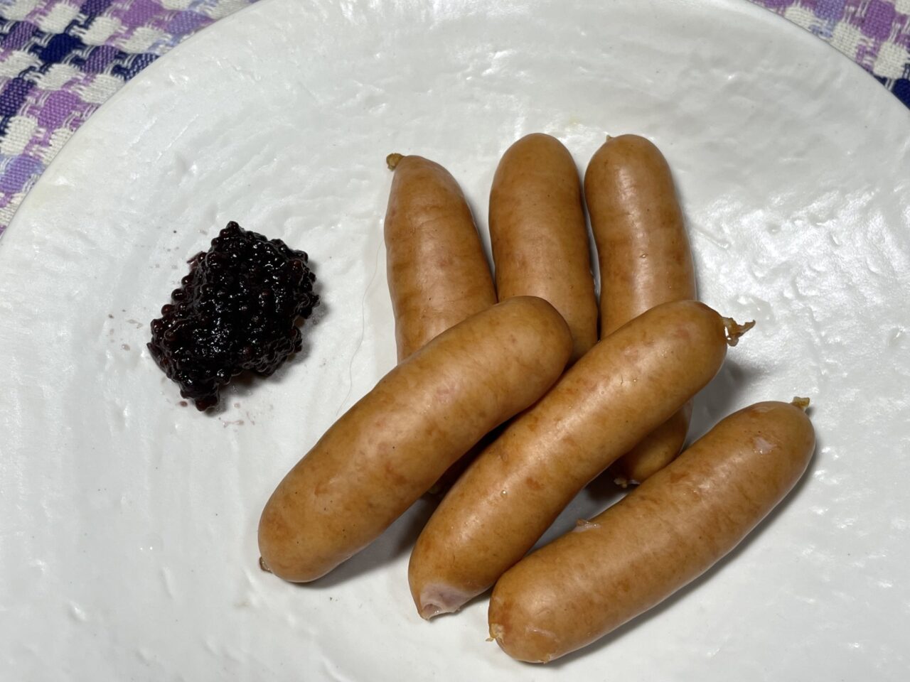 ソーセージに巨峰マスタード