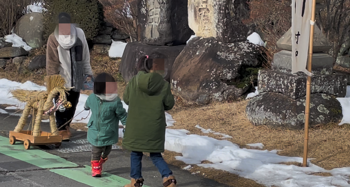 わら馬を引く子ども