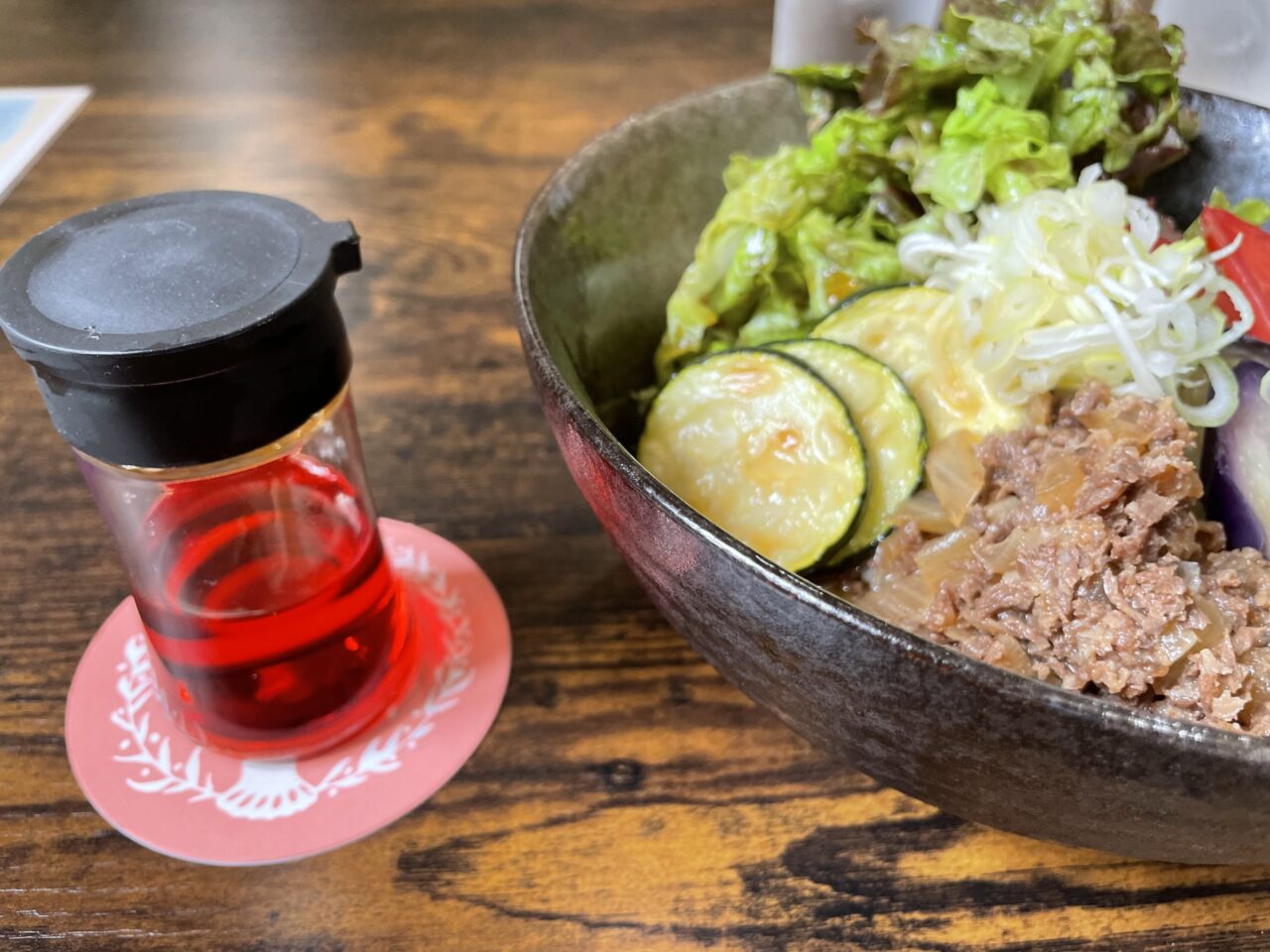 冷やし馬肉うどんとラー油