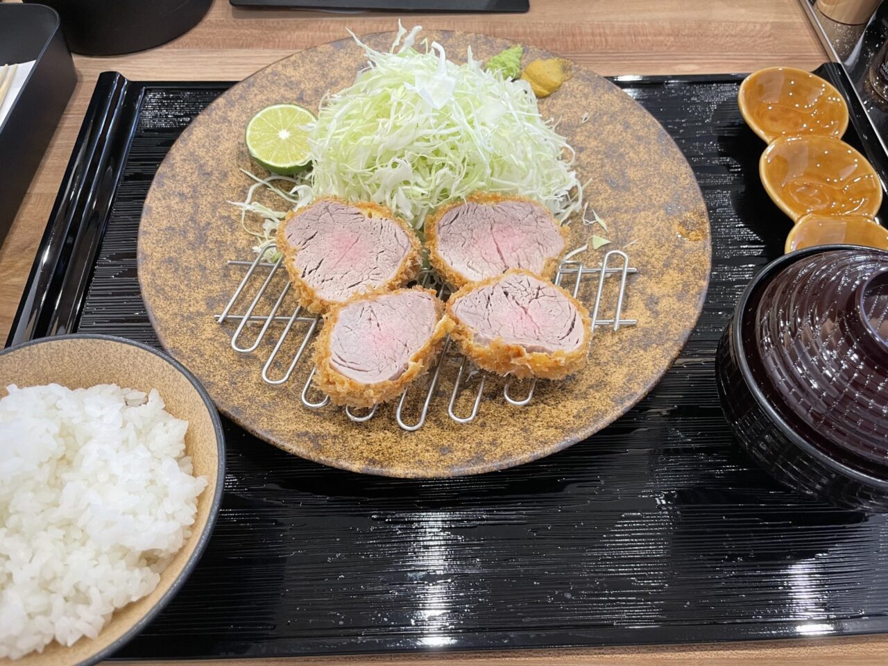 シャ豚ブリアンカツ定食