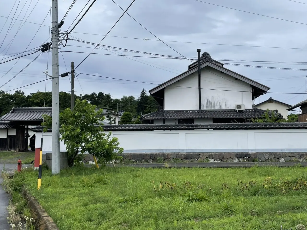 門に続く白壁