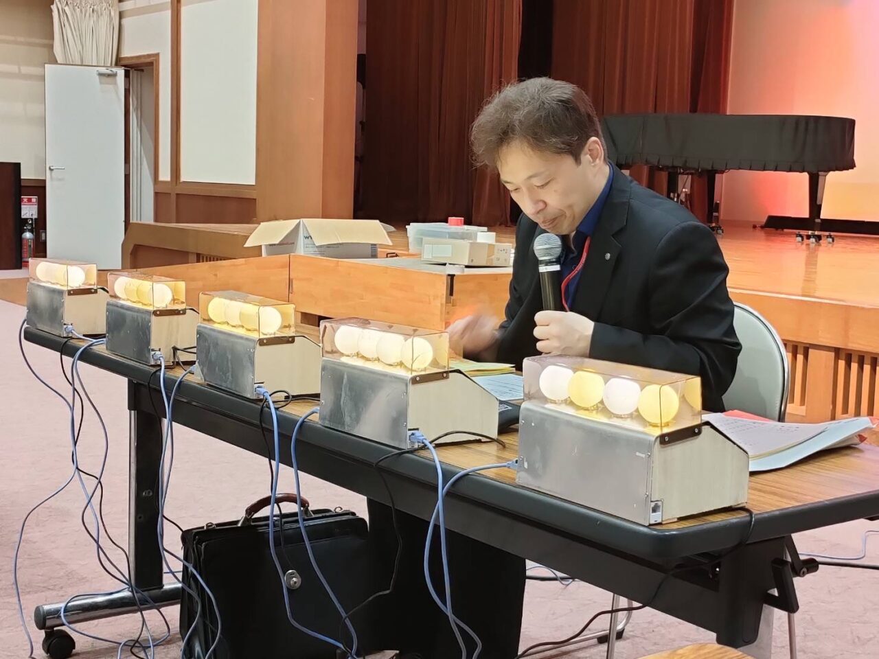 武石郵便局長の滝澤和広さん