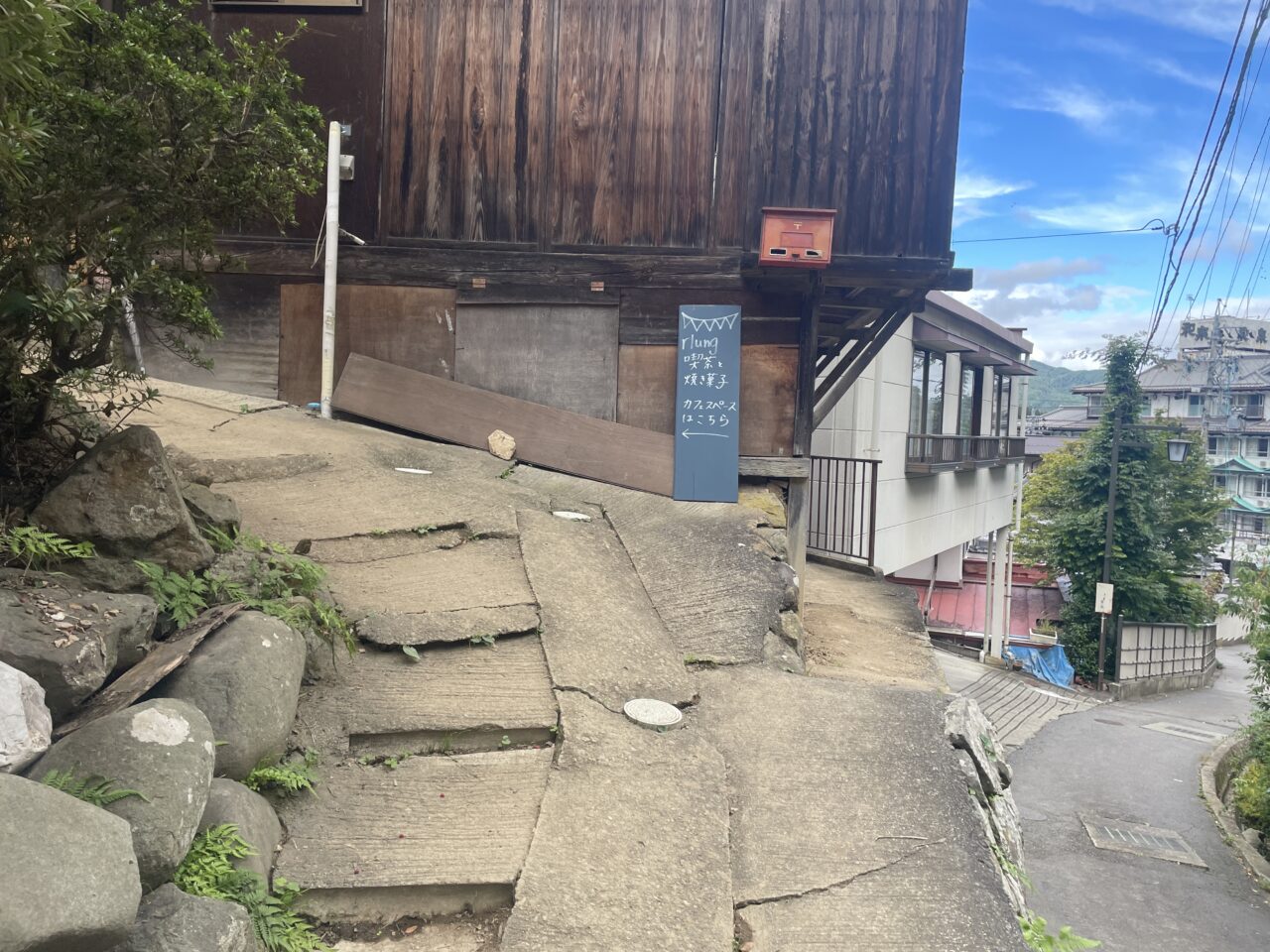 rlung上がったところの看板