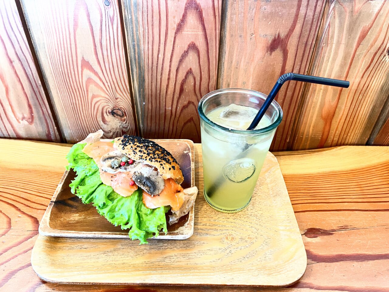 レーブルアンドボンのスモークサーモンとキノコのマリネサンドとアップルジンジャー